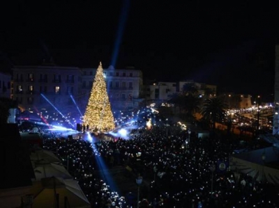 Racket sull’albero di Natale in piazza
